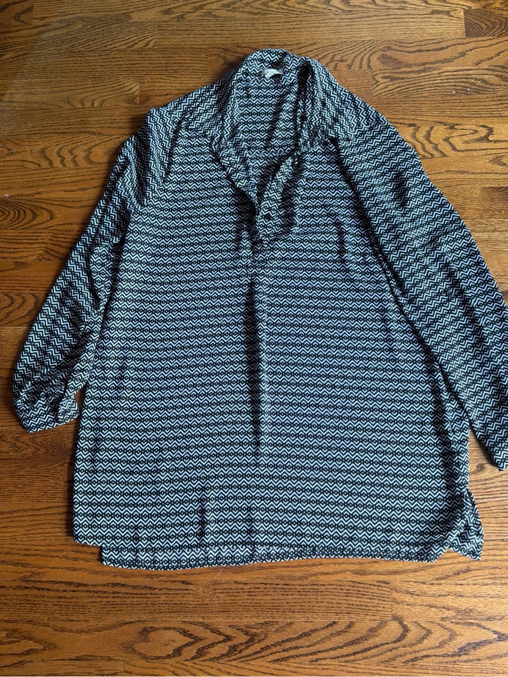 Pleione Black and White Geometric Long-Sleeve V-Neck Blouse